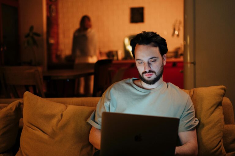Late Night Worker Health Issues: Real-Life Risks, Freelancer Stories, and How to Stay Healthy